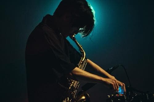サクソフォンを演奏するKei Matsumaru